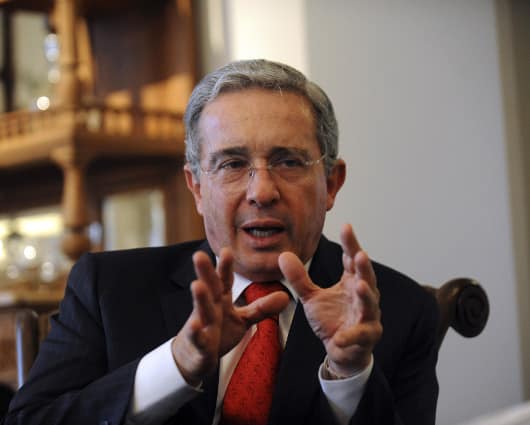 Para Uribe es posible que Santos quiera ocultar al país los delitos de las Farc. Foto: AFP