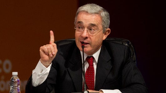 El mismo Uribe se defendió a través de su cuenta de Twitter de los señalamientos de Maduro.
