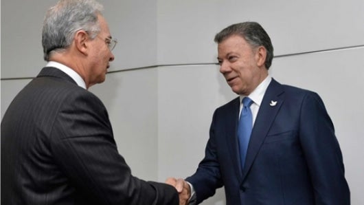 El expresidente Álvaro Uribe Vélez y el presidente Juan Manuel Santos. Foto: EFE.