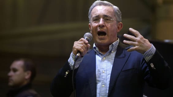 Uribe también escribió sobre las denuncias hechas por el alcalde Gustavo Petro. AFP