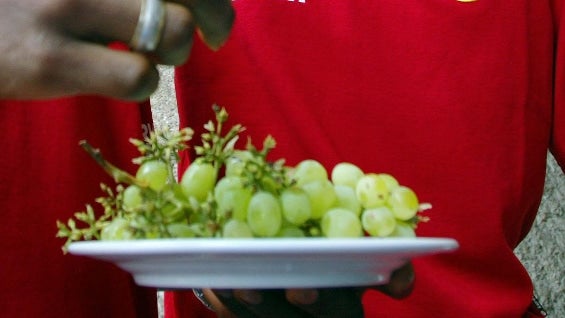 El ritual de las 12 uvas es uno de los más comunes. Foto: AFP