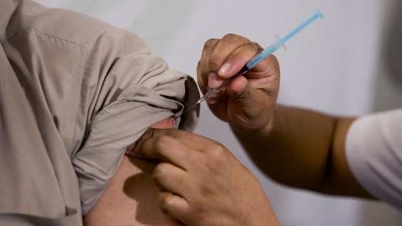 Cientos de personas se han acercados a centros hospitalarios para recibir una vacuna contra la gripa. Foto: AFP.