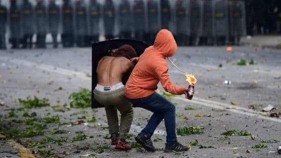 Opositores se enfrentan a la Policía. Foto: Ronaldo Schemidt / AFP