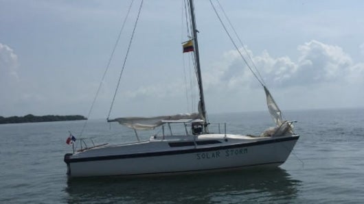 La embarcación que transportaba la droga. Foto: Armada