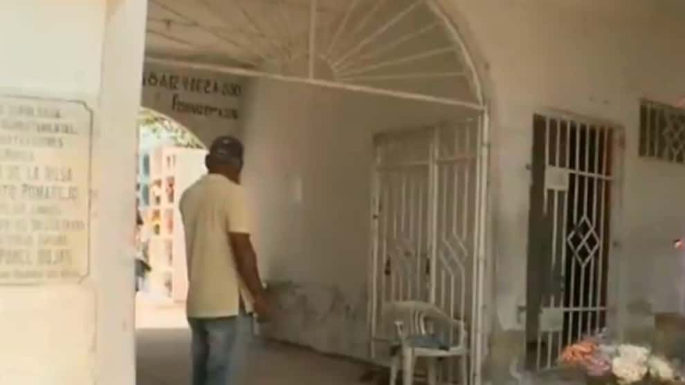 La mujer fue asesinada en la entrada del cementerio.