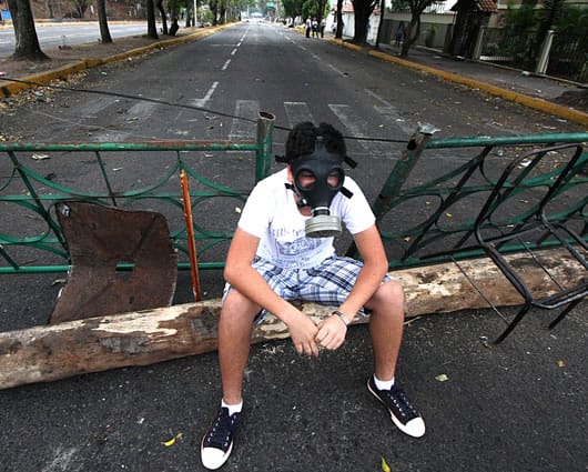 Las barricadas son usadas para protestar contra el gobierno de Maduro. Foto: AFP.