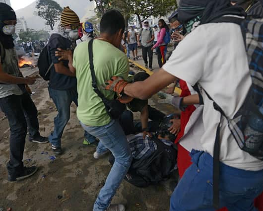 Los periodistas son atacados por todos los bandos. Foto: AFP.
