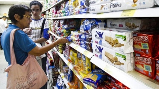 Cientos de venezolanos han cruzado la frontera en aperturas esporádicas para abastecerse. AFP