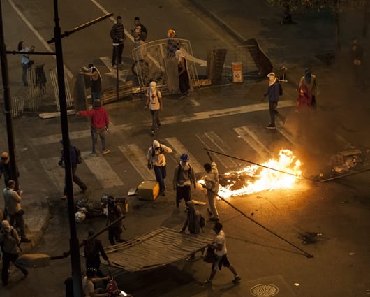 Con el paso de los días aumenta la violencia en algunas ciudades venezolanas. Foto: EFE