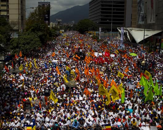 Miles de personas asistieron a la marcha convocada por la oposición. Foto: EFE