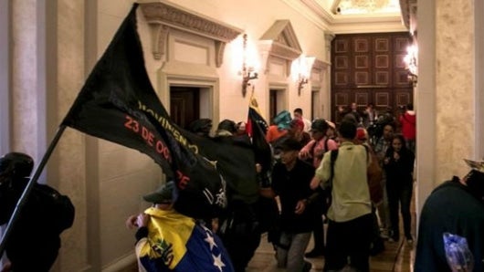 Simpatizantes del Gobierno ingresaron a la Asamblea Nacional y causaron heridas a algunos diputados. Foto: EFE