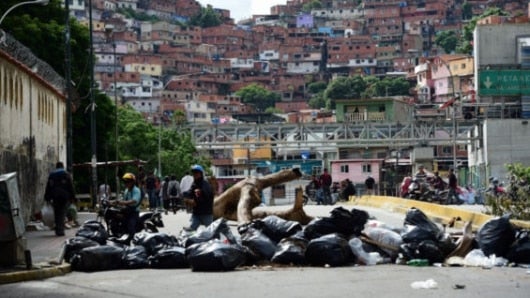 Bloque de calle en Caracas. Foto: Ronaldo Schemidt / AFP