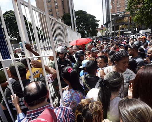 Miles de venezolanos en tiendas de electrodomésticos tras orden de bajar precios. Foto: AFP.
