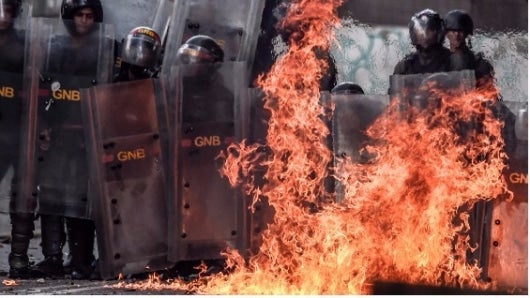 El poder ilimitado que tendrá la ANC una vez constituida ha estimulado las especulaciones entre los ciudadanos que hacen compras compulsivas de alimentos. Foto: Juan BARRETO / AFP