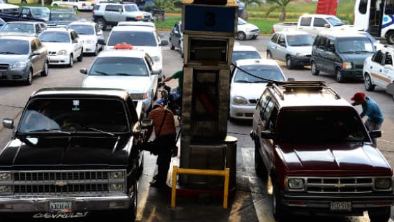 El litro de gasolina se vende a 1.200 pesos colombianos. Foto: AFP