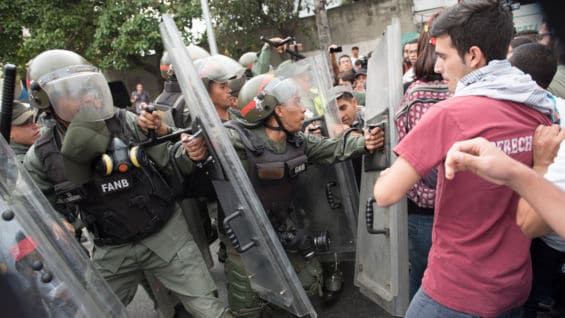 Opositores chocaron con la GNB en Caracas. Foto: AFP