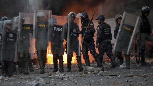 FOTO: Guardia venezolana se enfrenta a manifestantes. AFP