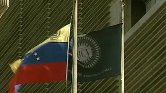 Los exfuncionarios habrían realizados las actividades ilegales con pasaportes falsos.