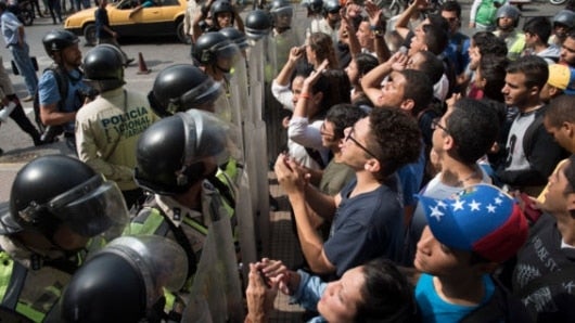 Opositores protestan contra la decisión de la justicia venezolana. Foto: AFP