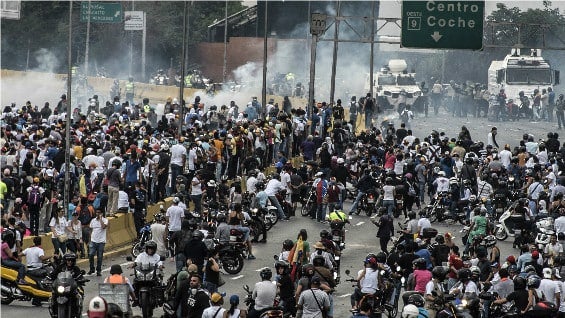 Barricadas de basura fueron quemadas en distintos puntos de la capital. Foto: AFP
