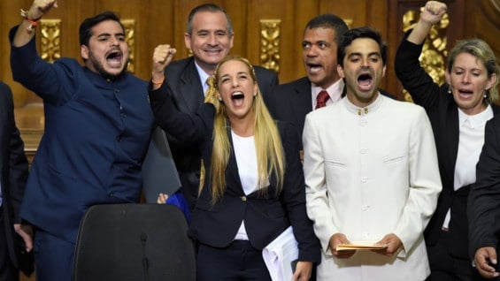 Líderes opositores en las instalaciones de la Asamblea. Foto: AFP