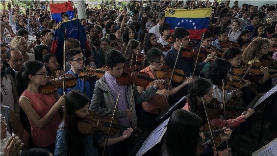 Asimismo, un grupo más pequeño de intérpretes tocó frente a su urna, otras canciones como la popular Venezuela. Foto: EFE