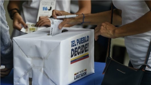 6.492.381 venezolanos votaron en el país y 693.789 en el exterior, tras escrutadas el 95% de las actas electorales. Foto: JUAN BARRETO / AFP