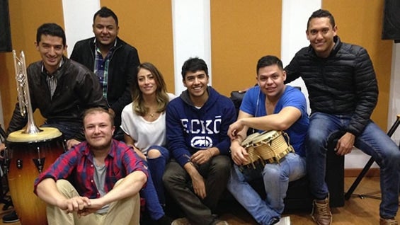 Verónica Orozco durante los ensayos con su nueva banda.