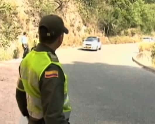 Policía de Carreteras permanece en el lugar regulando el tráfico.