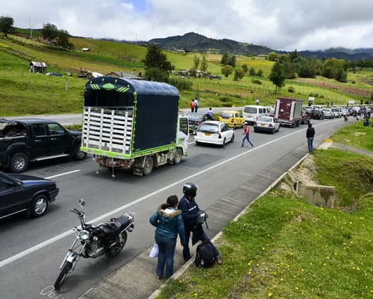 Más de dos millones de personas se movilizarán durante este puente festivo. Foto: AFP.