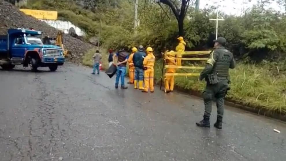 La vía permanece bloqueada.