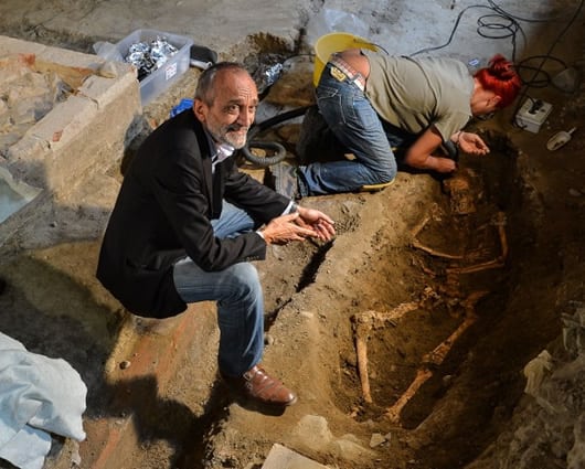 El investigador Silvano Vinceti buscando el cuerpo de Lisa Gherardini en el 2012. Foto: AFP