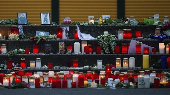 Frente al instituto Joseph König, habitantes depositaron flores y velas en memoria de los pasajeros del avión siniestrado. Foto: EFE.