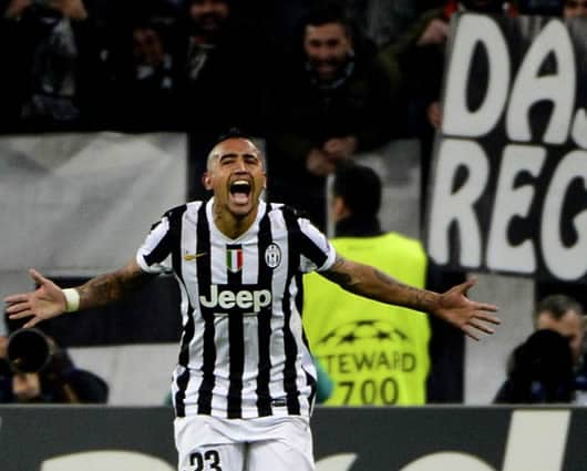 El chileno Arturo Vidal fue autor de los tres tantos de Juventus. Foto: AFP