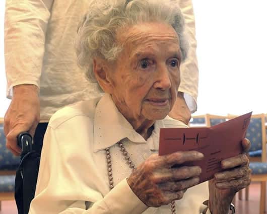 La mujer más anciana de Hanover, Elsa Peck, de 111 años, echa su voto por correo. Foto: EFE