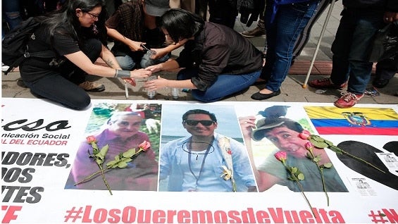 Familiares y amigos protestaron por el asesinato de los periodistas ecuatorianos. Foto:EFE