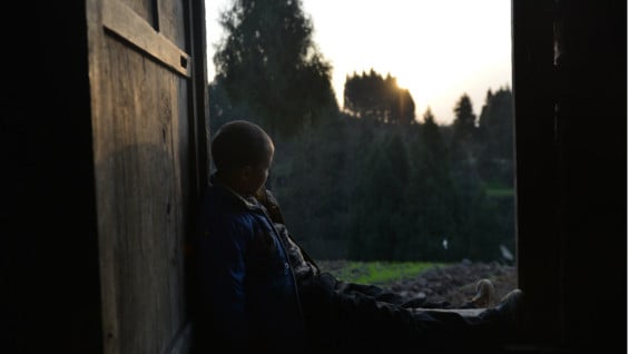 Kunkun fue abandonado por sus padres y vive solo con su abuelo. Foto: AFP