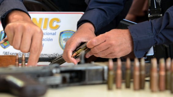 Armamento incautado a miembros de la 'Mara 18' en Honduras. Foto: AFP