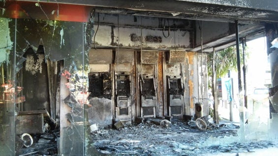 Además de los narcobloqueos, los delincuentes han quemado y destruido bancos, locales comerciales y más establecimientos. Foto: AFP.