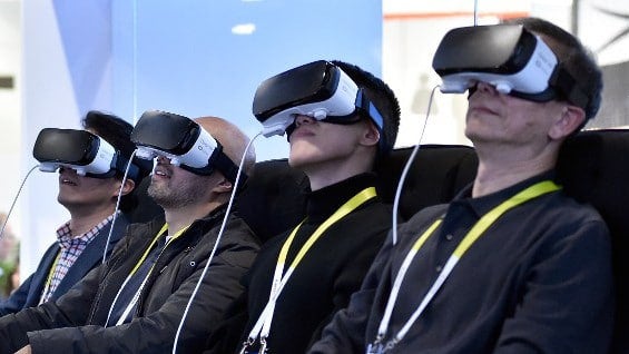 Varios dispositivos amplían las capacidades de un teléfono celular para experimentar la realidad virtual. AFP