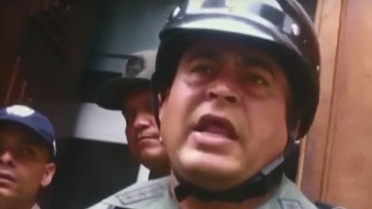 El uniformado golpeó el teléfono del reportero.