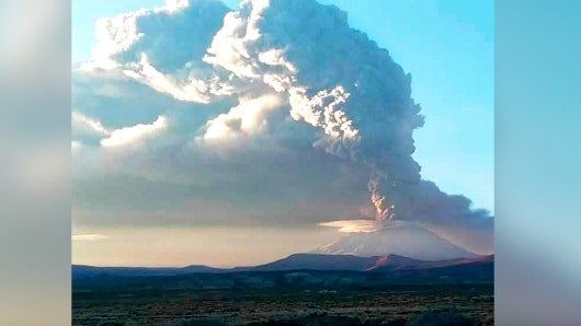 Volcán Ubinas en erupción. Foto: Christian Dávila (Senamhi-Peru)