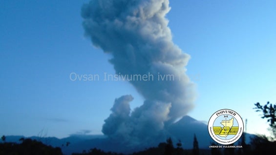 En lo que va de 2016, el volcán Santiaguito ha registrado 59 explosiones. Foto: @ConredGuatemala.