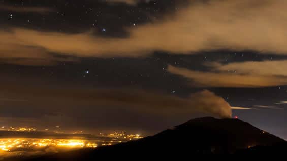 Vista nocturna del volcán Turrialba en Costa Rica. Foto: AFP.