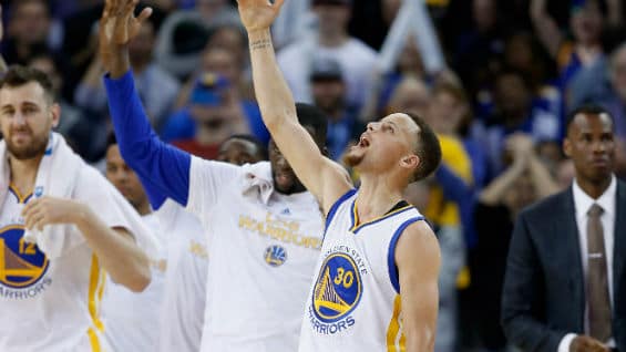 El jugador de los Warriors de Golden State, Stephen Curry, celebra tras el triunfo de su equipo. Foto Agencia AFP