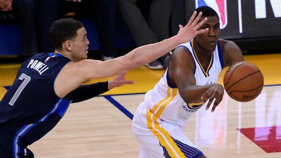 El jugador de los Golden State Warriors Kevon Looney (der.) lucha por el balón con Dwight Powell (izq.), de los Dallas Mavericks. Foto Agencia EFE