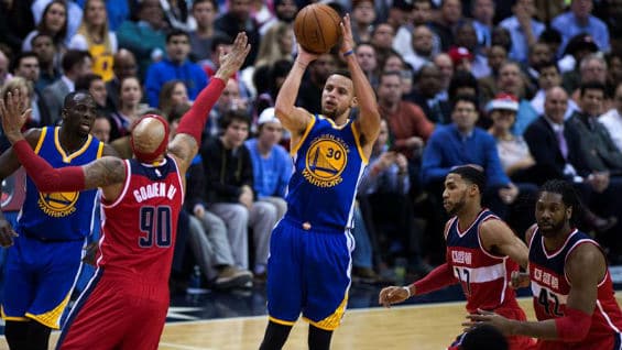 Stephen Curry (c) de Washington Wizards intenta un lanzamiento ante Drew Gooden (2-i) y Garrett Temple (2-d) de Golden State Warriors. Foto Agencia EFE