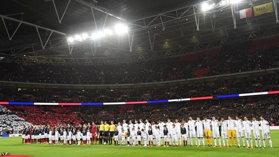 Jugadores del equipo de Francia y de Inglaterra realizaron un minuto de silencio en homenaje a las víctimas de los ataques en París. Foto: EFE.