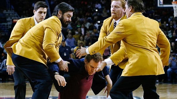 En la escena, Ferrell es sacado de la cancha por los miembros de la seguridad.