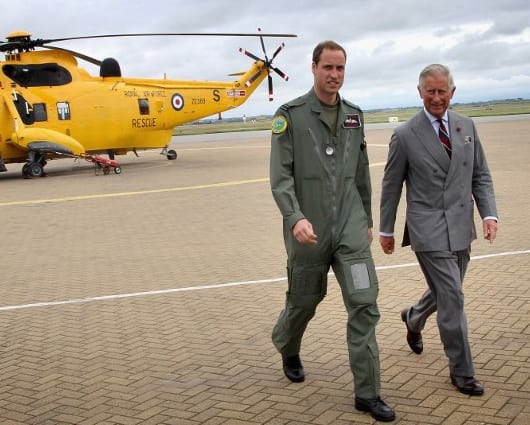 El príncipe Guillermo junto a su padre el príncipe Carlos. Foto: AFP